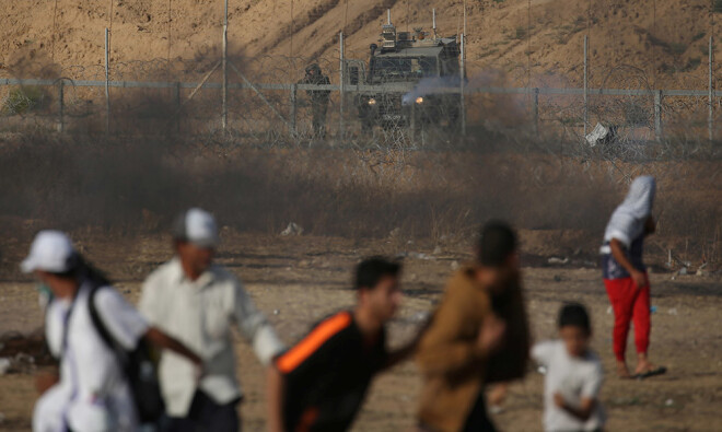 Izrālas karavīti Gazas joslā mērķē uz palestīniešiem.