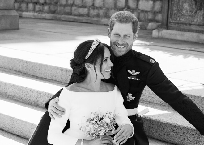 Publicēti prinča Harija un Meganas Mārklas kāzu oficiālie foto