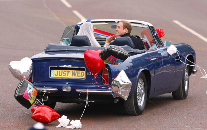 2011. gadā princis Viljams ar sievu Keitu no kāzu ceremonijas aizbrauca "Aston Martin" automobilī.