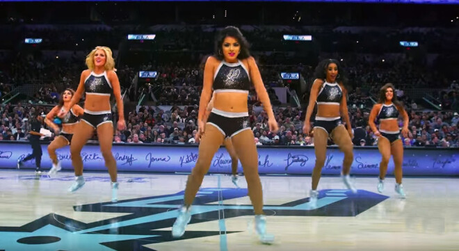 NBA komandas Sanantonio "Spurs" karsējmeiteņu grupa "Silver Dancers".