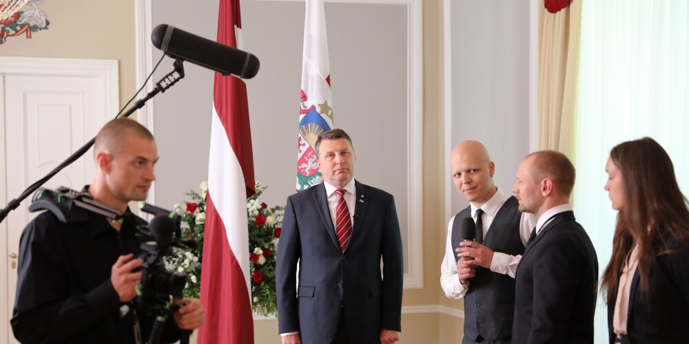Foto: Valters Frīdenbergs, Kaspars Ozoliņš un jaunie gudrinieki viesojas pie Vējoņa