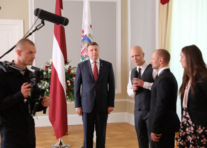 Foto: Valters Frīdenbergs, Kaspars Ozoliņš un jaunie gudrinieki viesojas pie Vējoņa