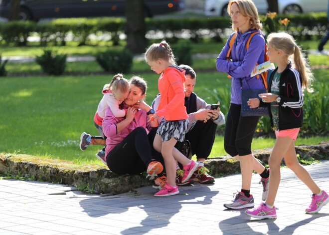 Dažas sacensību norises vietas paliek nemainīgas - Māras dīķis, Pļavnieku parks, Lucavsala, Grīziņkalns, taču organizatori cenšas rūpēties, lai dalībniekiem būtu interesantāk, tāpēc katru gadu iekļauj arī jaunas vietas. Šogad “Izskrien Rīgu” pirmo reizi viesosies Biķernieku mežā, Viesturdārzā un arī Anniņmuižas parkā.