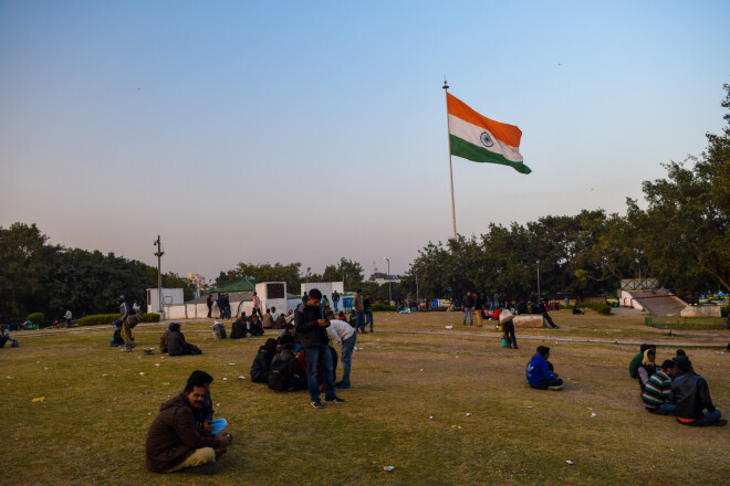 Connaught Place Deli centrā ir favorīts starp visiem tourist trap mēģinājumiem. Sēžam zālītē, kad mums pievienojas kungs, kurš runā tīri labā angļu valodā. Uzzinājis, ka esam no Latvijas, nodemonstrē šādas tādas zināšanas arī krievu valodā, tad izvelk no kabatas vairākas piezīmju grāmatiņas, kurās sarakstītas atsauksmes visdažādākajās valodās, arī lietuviešu. Nu laiks uzzināt, kādu pakalpojumu kungs piedāvā. Izrādās, vīra nodarbošanās ir ausu tīrītājs! Viņam somā līdzi ir dažādas pudelītes, dažādu izmēru ausu puļķīši... Ar vienu kociņu viņš pamanās novilkt man gar ausi un tagad lepni demonstrē netīru vates pikuci, un turpina lekciju par to, kā Deli netīrais gaiss sašmucē ausis tā, ka cilvēks to pat nepamana, bet viņš varot piedāvāt vislabāko tīrīšanu. Par laimi, es savu ausu higiēnu uztveru gana nopietni, lai būtu drošs par to, ka kociņš ir sašmucēts citur, nevis manā ausī, un tīrīšanas pakalpojumi man nav nepieciešami.