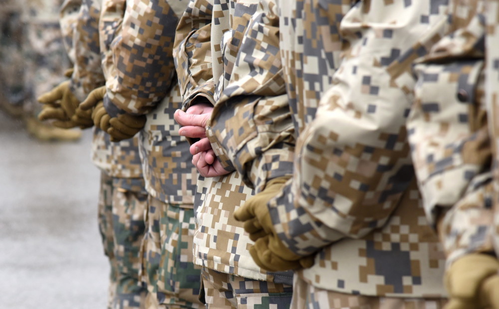 Apsver iespēju vidusskolās kā priekšmetu ieviest obligātas militārās mācības