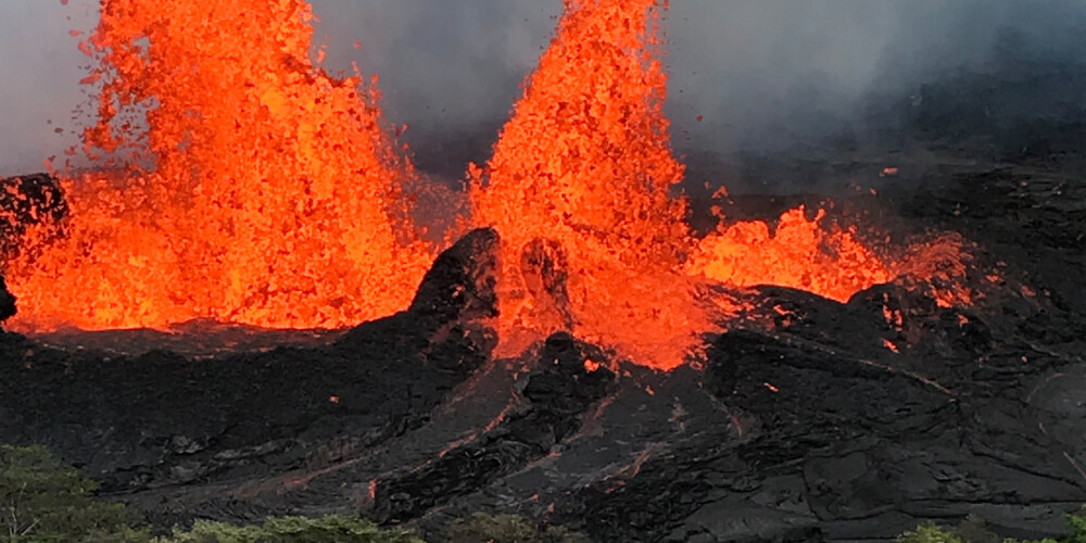 Havaju salās turpinās Kīlauea vulkāna izvirdumi: tas izmetis gaisā tvaiku un pelnu mākoni 2000 metru augstumā