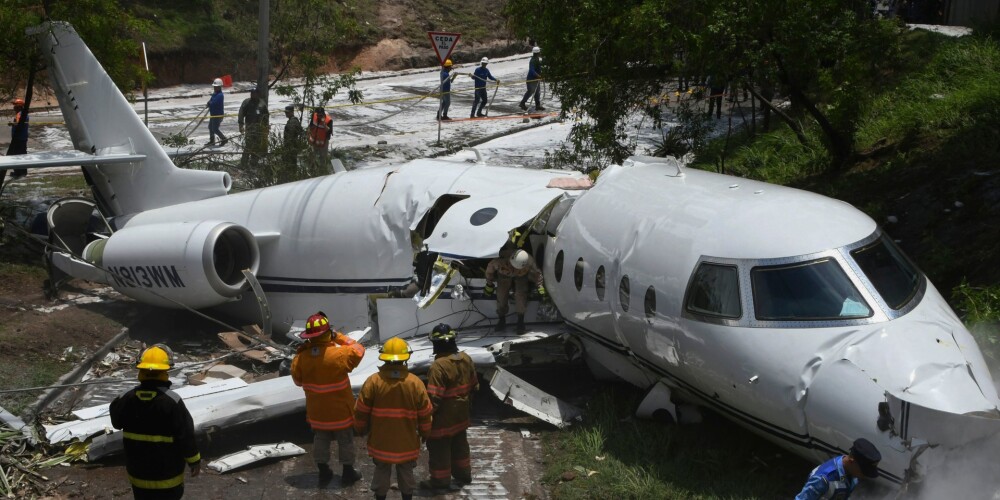 Dramatisks skats: aviokatastrofā uz pusēm pārlūst amerikāņu lidmašīna, bet visi pasažieri izdzīvo