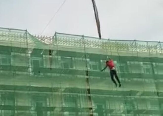 Катавшийся на стропах крана рабочий сорвался вниз на глазах коллег (видео)