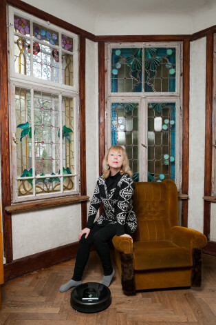 Redzot, cik ļoti ikdienas grīdas tīrīšanas darbos palīdz iRobot, Ieva ir pārliecināta, ka robotizētais putekļsūcējs ir noderīgs arī jauniem pāriem ar bērnu. „Jo iRobot tiešām ir milzīgs atspaids.”