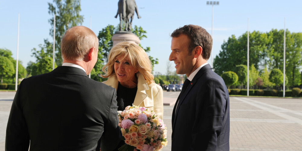 Путин подарил супруге Макрона цветы и накормил блинами с икрой