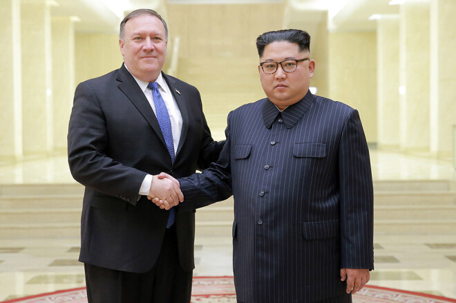 ASV valsts sekretārs Maikls Pompeo tiekas ar Ziemeļkorejas līderi Kimu Čenunu.