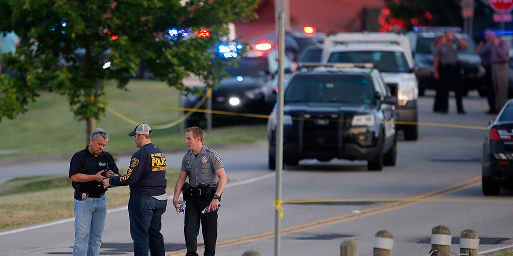 ASV restorānā vīrietis sašauj sievieti un viņas meitu; uzbrucējs nošauts