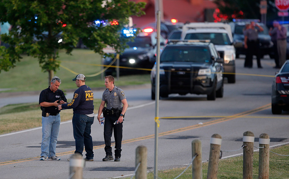 ASV restorānā vīrietis sašauj sievieti un viņas meitu; uzbrucējs nošauts