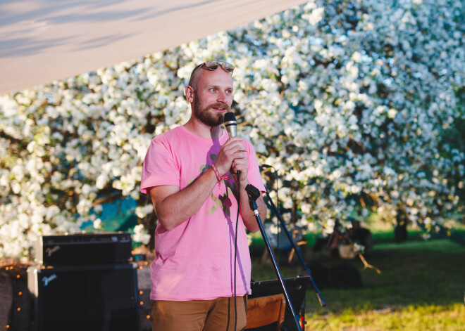 No ulmaņbiksēm līdz naivajam "Āboļdārzam": saruna ar tā rīkotāju Kārli Ulmani