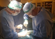 Bērnu slimnīcā 11 mēnešus vecam zīdainim veikta Latvijā unikāla mugurkaula operācija