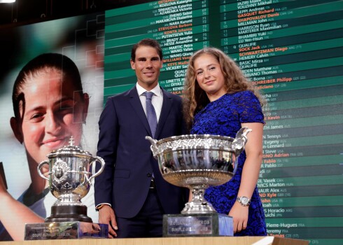 Pagājušā gada čempioni Rafaels Nadals un Aļona Ostapenko izlozes ceremonijā.