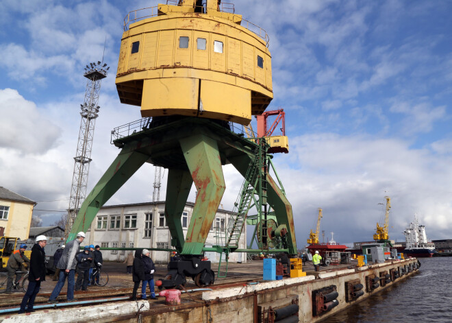 На Рижском судоремонтном заводе с декабря не выплачивает зарплату