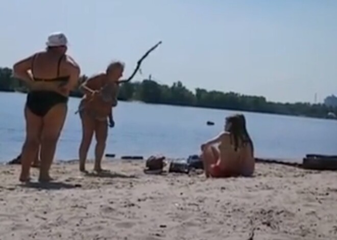 "Проститутки!": пенсионерка палкой атаковала девушек на пляже