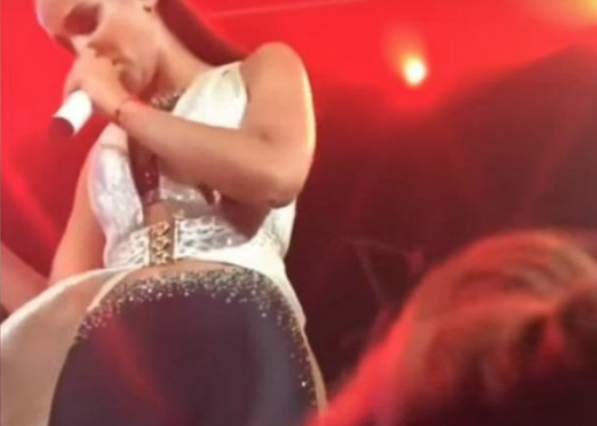 "Оля, а где трусы?": Бузова вышла на сцену без нижнего белья