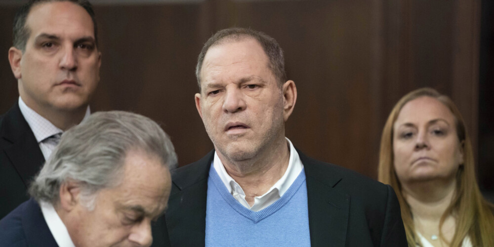 Noklausījies izvirzītās apsūdzības un uzzinājis piespriestās drošības naudas apmēru, Vainstains tiesas zālē nobālējis.