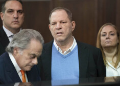 Noklausījies izvirzītās apsūdzības un uzzinājis piespriestās drošības naudas apmēru, Vainstains tiesas zālē nobālējis.