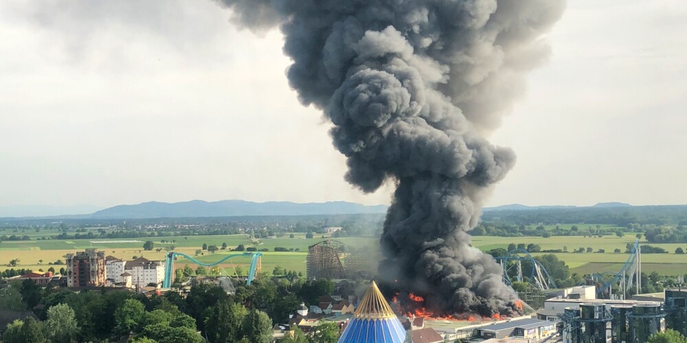 Dramatisks skats: Vācijas lielāko atrakcijas parku plosa liesmas
