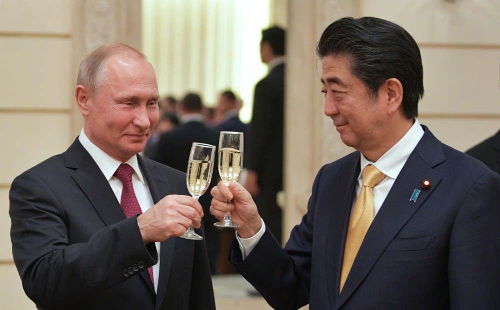 Putins un Abe apsprieduši Kuriļu salu jautājumu