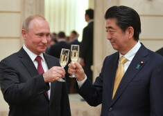 Krievijas prezidents Vladimirs Putins (pa kreisi) un Japānas premjerministrs Sindzo Abe.