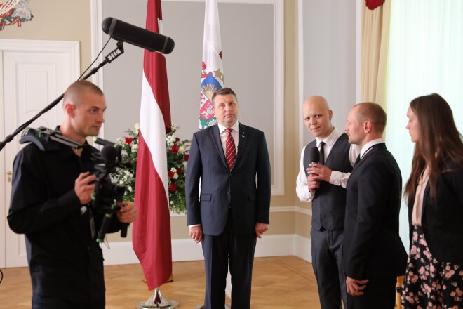 Atgriezies Latvijā, Valters Frīdenbergs ar raidījuma "Gudrs, vēl gudrāks komandu" un šīs sezonas uzvarētājiem devās vizītē pie Valsts prezidenta Raimonda Vējoņa.