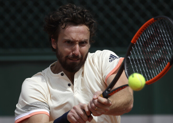 Ernests Gulbis ar pārliecinošu sniegumu sasniedz "Roland Garros" otro kārtu