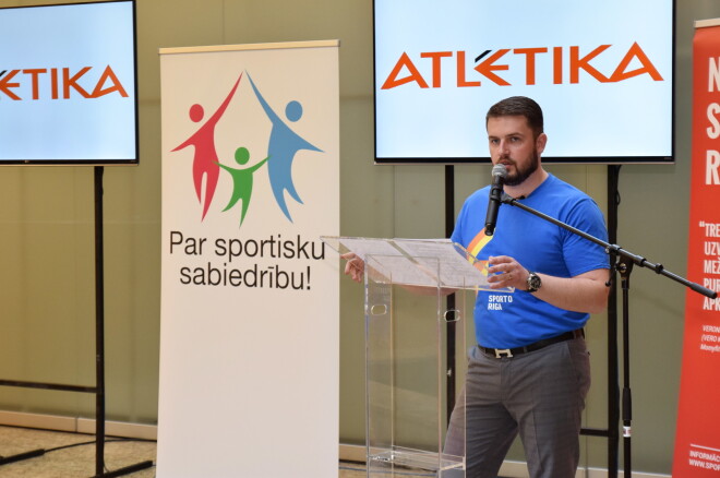 Kustības "Par sportisku sabiedrību" dibinātājs Andris Morozovs prezentē unikālu Rīgas āra treniņu projektu "Nāc, sporto Rīgā!".