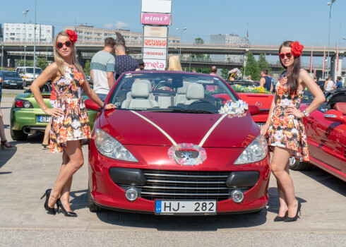 Auto īpašniekiem bija gatavojies šim braucienam un ievēroja organizatoru noteikto prasību pēc rotājumiem – ziedu balle.