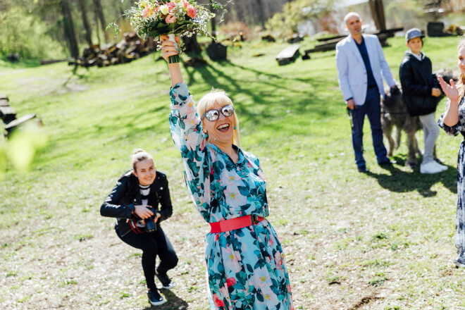 „Aija pušķi atdeva man, lai paliek piemiņai,” stāsta Inese.