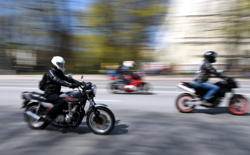 Par strauju bremzēšanu un braukšanu ar motociklu uz viena riteņa pienāksies sods līdz pat 280 eiro