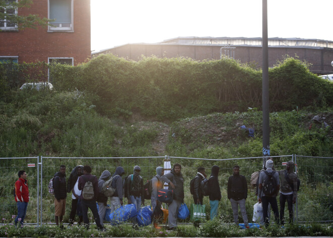 Francijas policija trešdien Parīzes ziemeļaustrumos sākusi likvidēt nelegālo imigrantu nometni, kurā mitinās līdz 1500 cilvēkiem, vēsta varasiestādes.