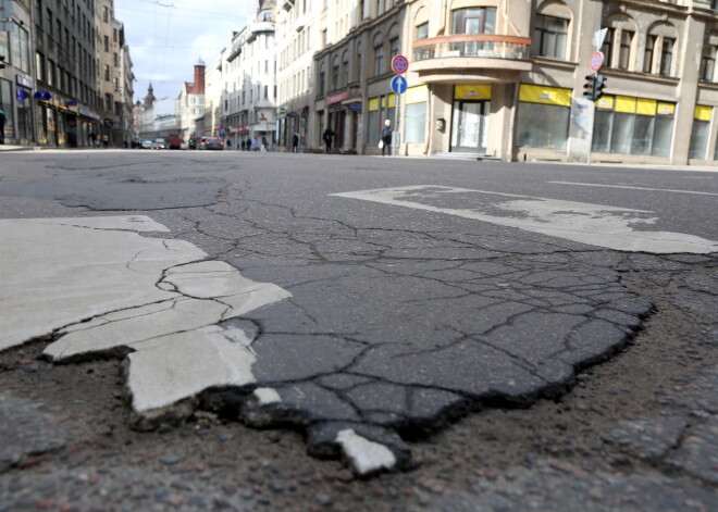 Uz valsts autoceļiem sāks masveidā remontēt bedres