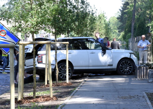Aizsaules ielā 1, izmantojot šaujamieroci, nogalināts vīrietis, kurš pārvietojās ar baltas krāsas "Range Rover" automašīnu.