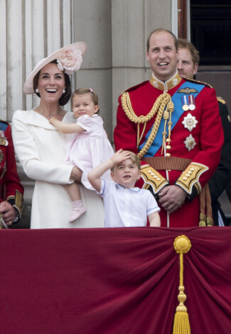 Šī pati mēteļkleita viņai bija mugurā, vērojot „Trooping The Colour” parādi 2016. gadā.