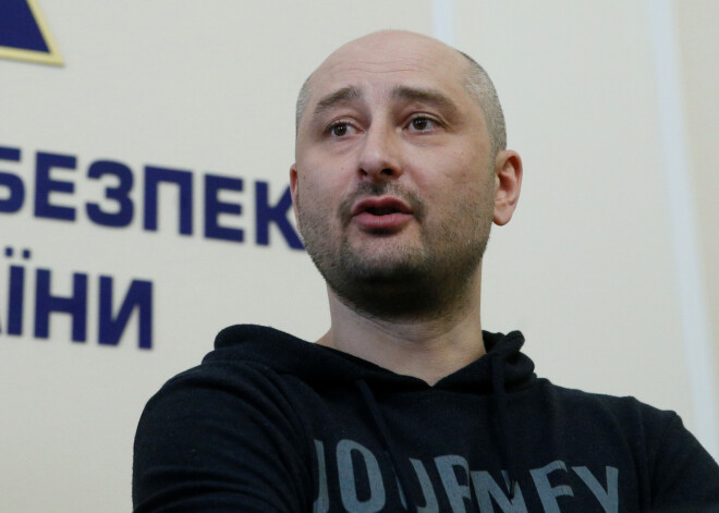 "Олечка, прости!": Бабченко извинился перед женой за инсценировку своего убийства