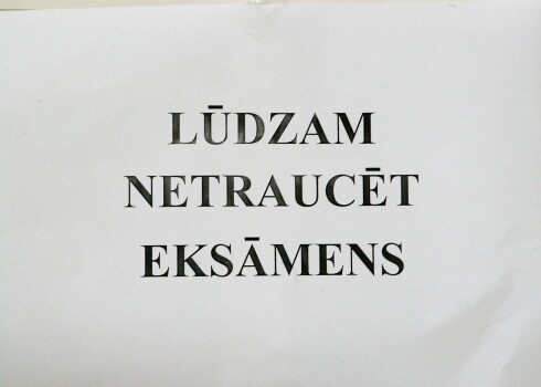 Uzraksts "Lūdzam netraucēt Eksāmens".