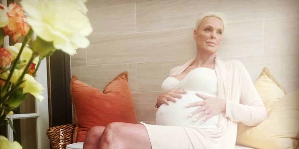 54-летняя экс-жена Сталлоне объявила о беременности и показала округлившийся живот