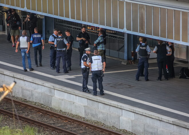 Vācijas vilcienā sadurti divi cilvēki, uzbrucēju nošauj policija