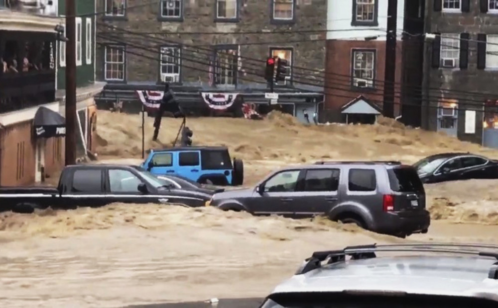 IESPAIDĪGI VIDEO! Tūkstošgades plūdi iznīcina ASV pilsētas centru