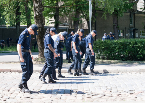 Policija strādā slepkavības vietā Aizsaules ielā