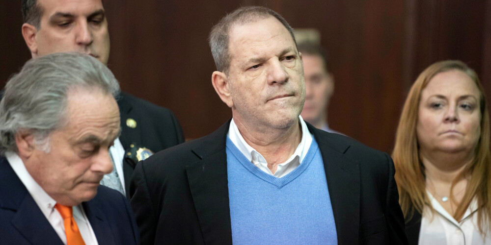 Hārvijs Vainstains ar savu advokātu Bendžaminu Brefmenu Manhetenas tiesā.