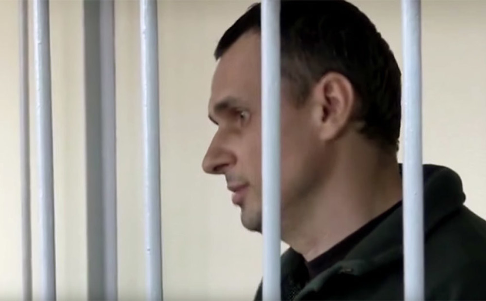 Pieaug bažas par badastreiku Krievijas cietumā pieteikušā ukraiņu režisora dzīvību
