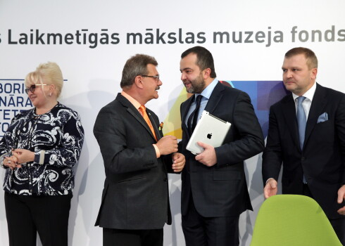 (no kreisās) Mecenāti Ināra un Boriss Teterevi, kādreizējais AS "ABLV Bank" izpilddirektors Ernests Bernis un kādreizējais AS "ABLV Bank" padomes priekšsēdētājs Oļegs Fiļs.