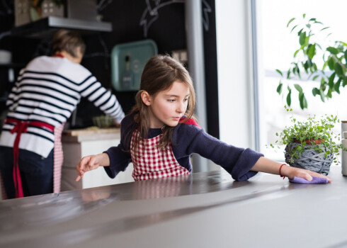 Ja bērni ikdienā redzēs kārtību un darbu, kas tiek ieguldīts, lai māja būtu tīra, domājams, viņi šo paradumu pārņems arī paši.