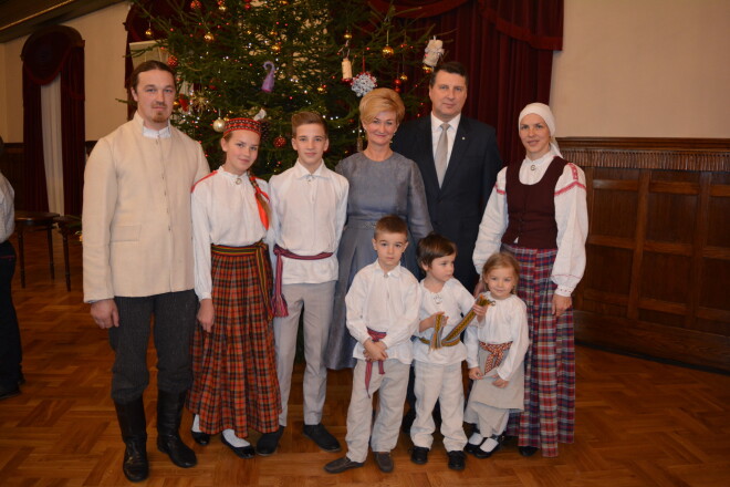 Ontona dēla Andra ģimene pie Valsts prezidenta daudzbērnu ģimeņu godināšanas un eglītes iedegšanas pasākumā 2016. gada decembrī.