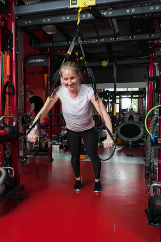 Ikdienā Monta vada aerobikas nodarbības. Fitness arī palīdz uzturēt sevi formā motokrosa sezonas laikā.